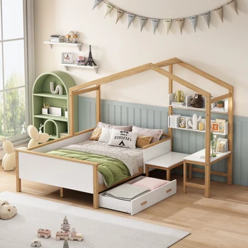Полноразмерная деревянная кровать-домик в белой раме оригинального деревянного цвета с выдвижным ящиком, письменным столом и книжной полкой для детей или комнаты для гостей