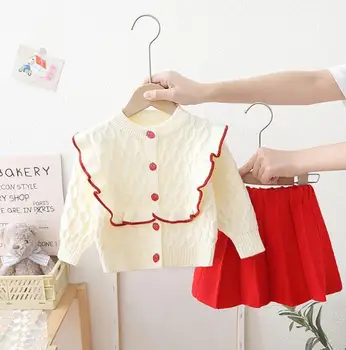 Корейский вариант детского свитера 2023, Новый осенне-зимний комплект кардиганов с клубничными пуговицами для девочек из двух предметов